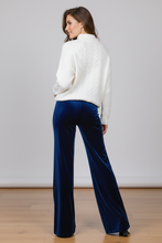 Cargar imagen en el visor de la galería, Pantalon Terciopelo Azul Rey
