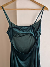 Cargar imagen en el visor de la galería, Vestido Terciopelo Verde Esmeralda
