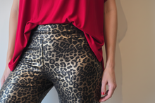 Cargar imagen en el visor de la galería, detalle brillo pantalon cuerina dorado
