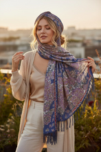 Cargar imagen en el visor de la galería, Pañuelo femenino color azul con estampado floral y flecos decorativos, accesorio de moda Fran del Solar

