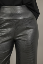 Cargar imagen en el visor de la galería, Pantalon Cuerina Gris Oscuro

