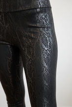 Cargar imagen en el visor de la galería, Legging Negra Snake con Brillos
