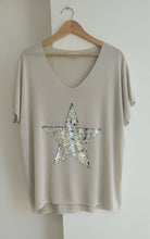 Cargar imagen en el visor de la galería, Polera oversize de algodón con diseño estrella para mujer Fran del Solar

