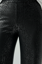 Cargar imagen en el visor de la galería, PANTALON SOFIA CUERINA NEGRO ANIMAL PRINT
