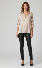 Cargar imagen en el visor de la galería, Blusa de Seda Blanca y Palo de Rosa
