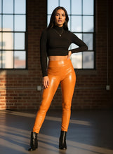 Cargar imagen en el visor de la galería, LEGGING CUERINA CROCO CAMEL METALIZADA
