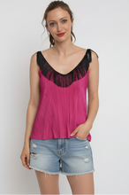 Cargar imagen en el visor de la galería, Polera con flecos color fucsia mujer Fran del Solar
