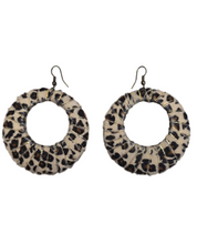 Cargar imagen en el visor de la galería, AROS ANIMAL PRINT BLANCO
