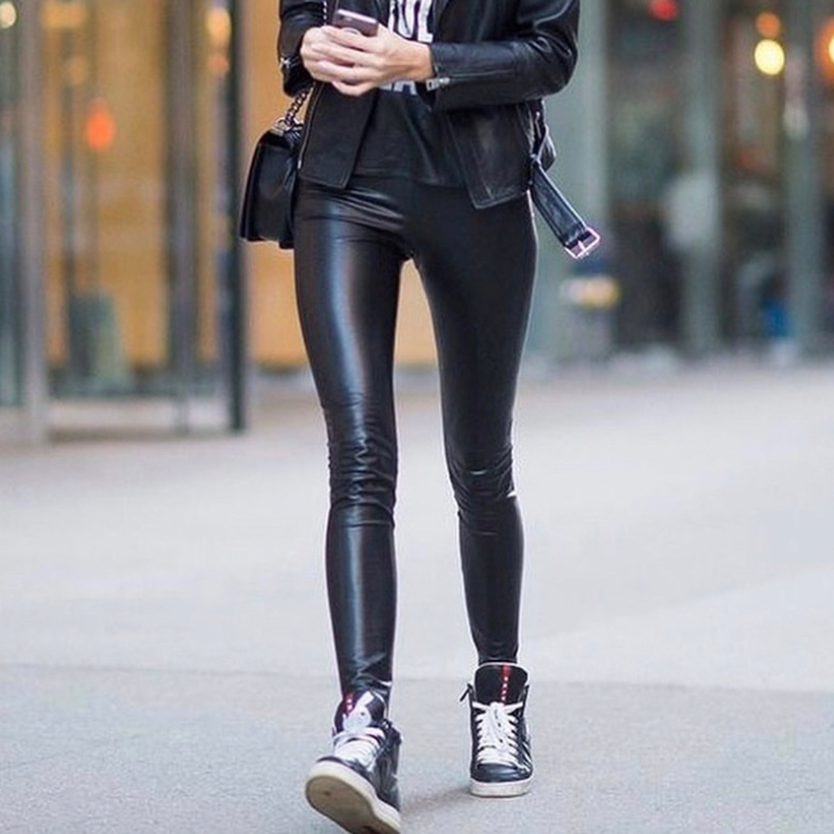 LEGGING CUERINA NEGRA CON BRILLO – FRANDELSOLAR