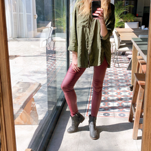 Cargar imagen en el visor de la galería, LEGGING CUERINA MEZCLILLA BURDEO
